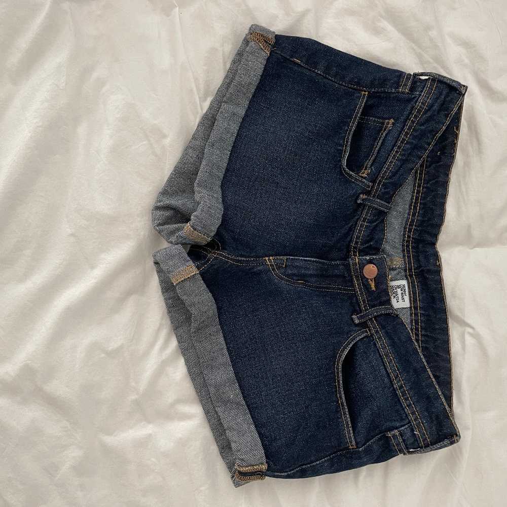 Low waist, dark denim, cuffed shorts